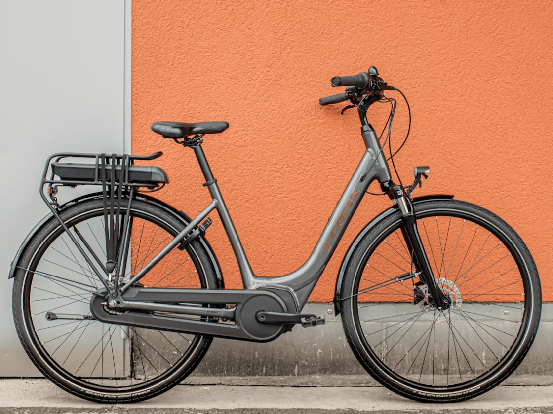 Trek Bikes Kaupunkipyörät – Arki Kaupungissa | Kaupunkipyörät – Sähköavusteinen*District+ 1 Lowstep